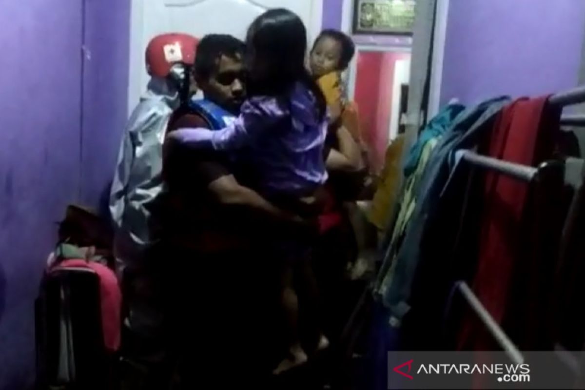 PMI evakuasi tiga anak yang terjebak banjir di Sukabumi