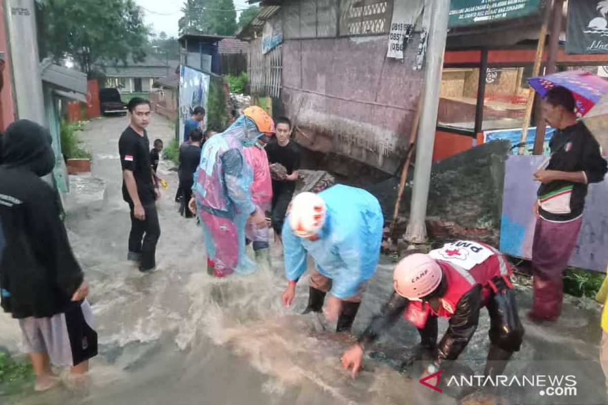 Banjir rusak warung dan rendam sejumlah rumah serta fasilitas umum di Sukabumi