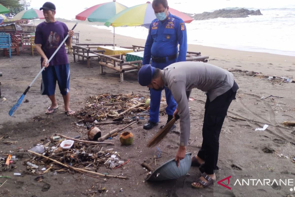 Bangkitkan kembali wisata Sukabumi anggota polair lakukan bersih-bersih pantai