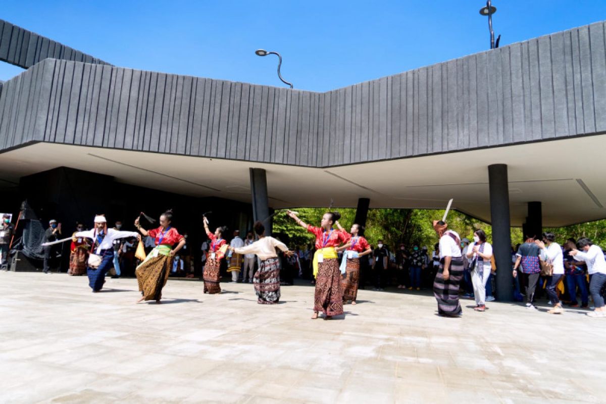 Tarian Hegong Maumere meriahkan City Tour peserta IAWP di Labuan Bajo