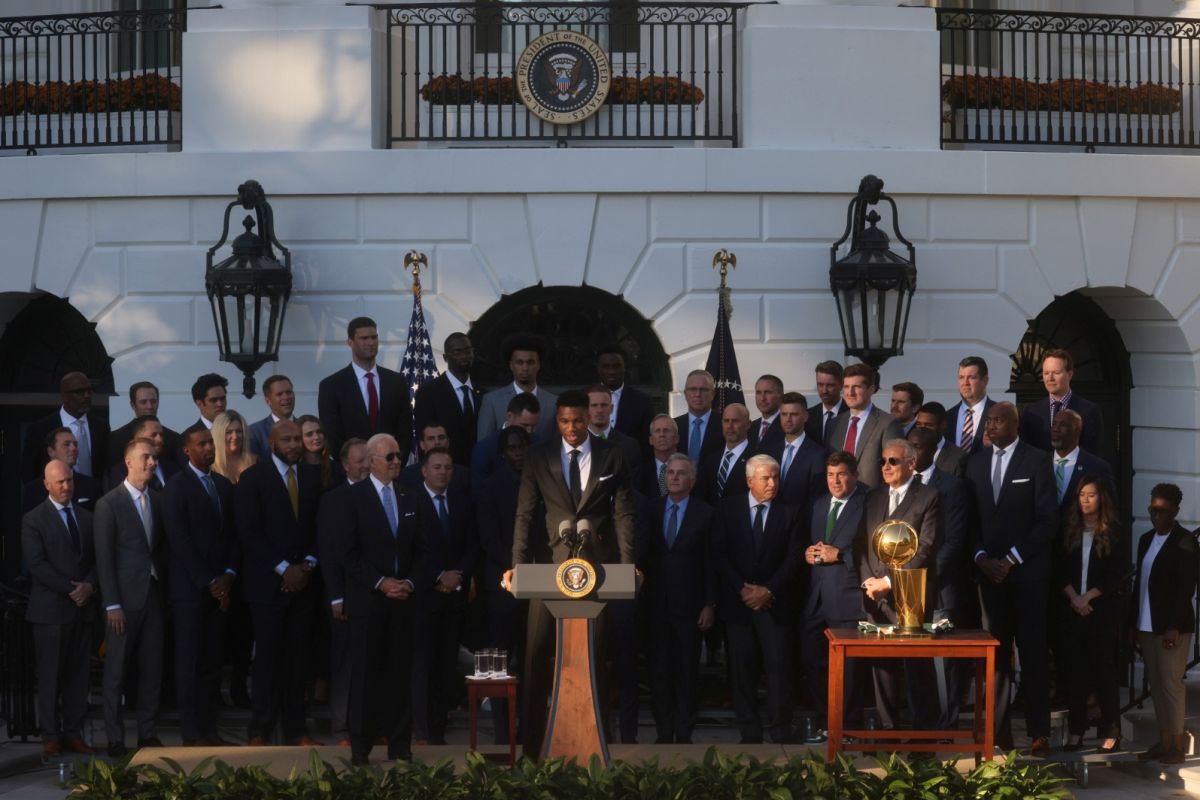 Presiden AS sambut Bucks, tim NBA pertama yang kembali ke Gedung Putih