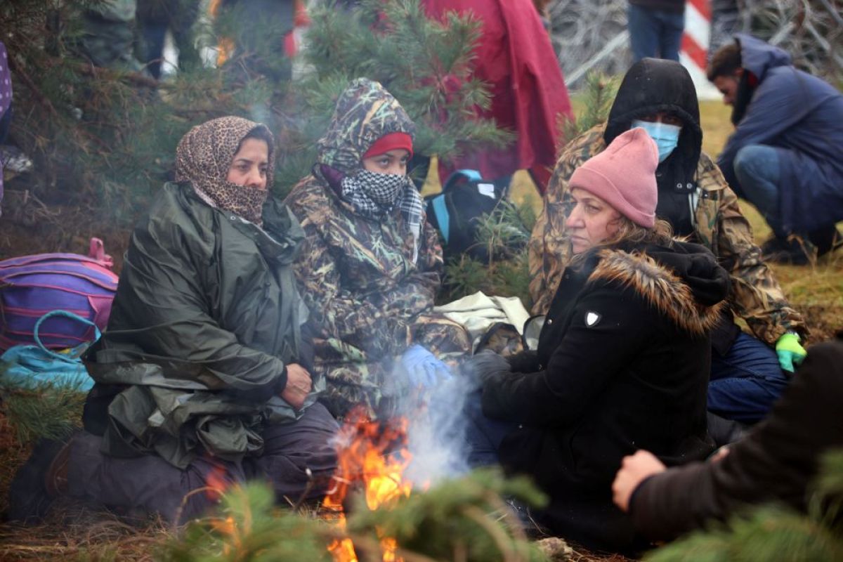 Ratusan migran bertahan di batas Belarus-Polandia dalam suhu dingin