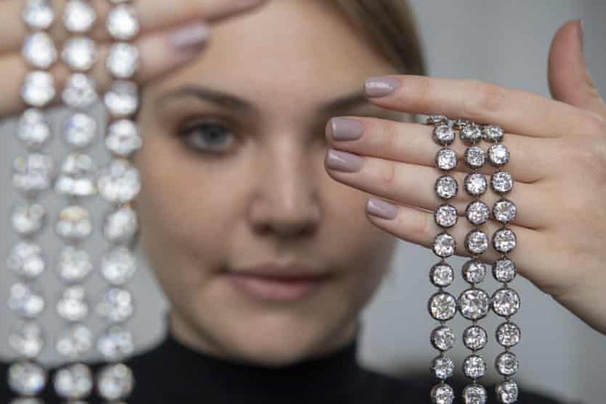 Gelang berlian Marie Antoinette dilelang senilai Rp136 miliar