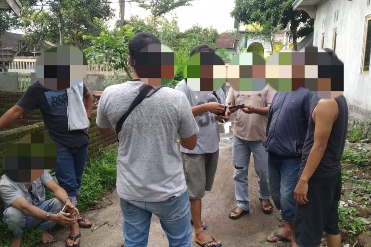 Tengah duduk santai di berugak, pengedar sabu di Lombok Tengah ditangkap