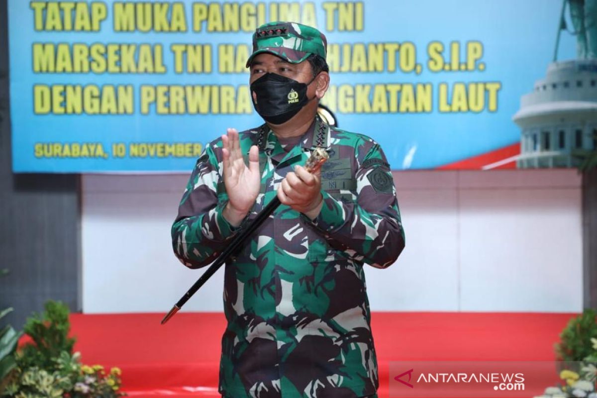 Panglima TNI semangati prajurit AL di KRI Makassar-590