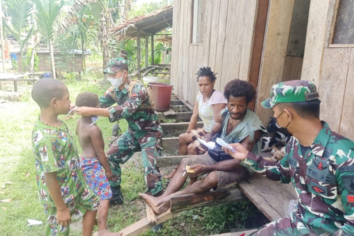 Prajurit Satgas TNI berikan layanan pengobatan ke rumah warga perbatasan RI-PNG