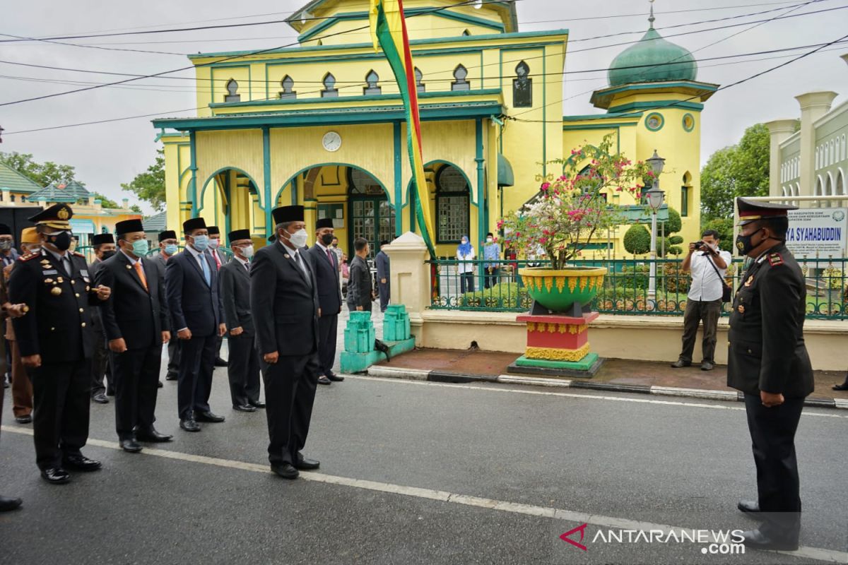 Pemkab Siak upacara 10 November di jalan Makam Pahlawan