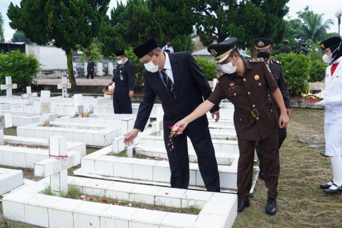 Wali Kota Tebing Tinggi pimpin ziarah dan tabur bunga di taman makam pahlawan