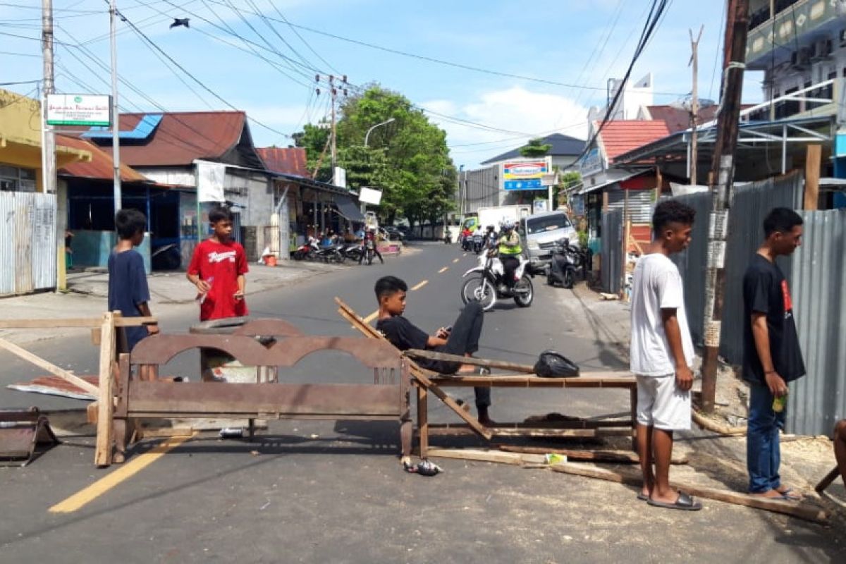 Warga tutup jalan kecewa penebangan mangrove di Ternate