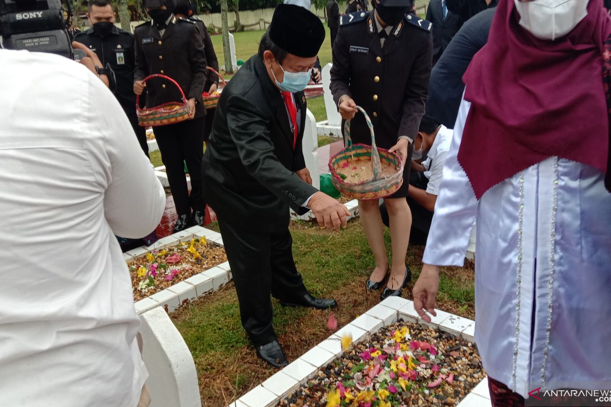 Meski hujan Gubernur Jambi tetap tabur bunga ke makam pahlawan