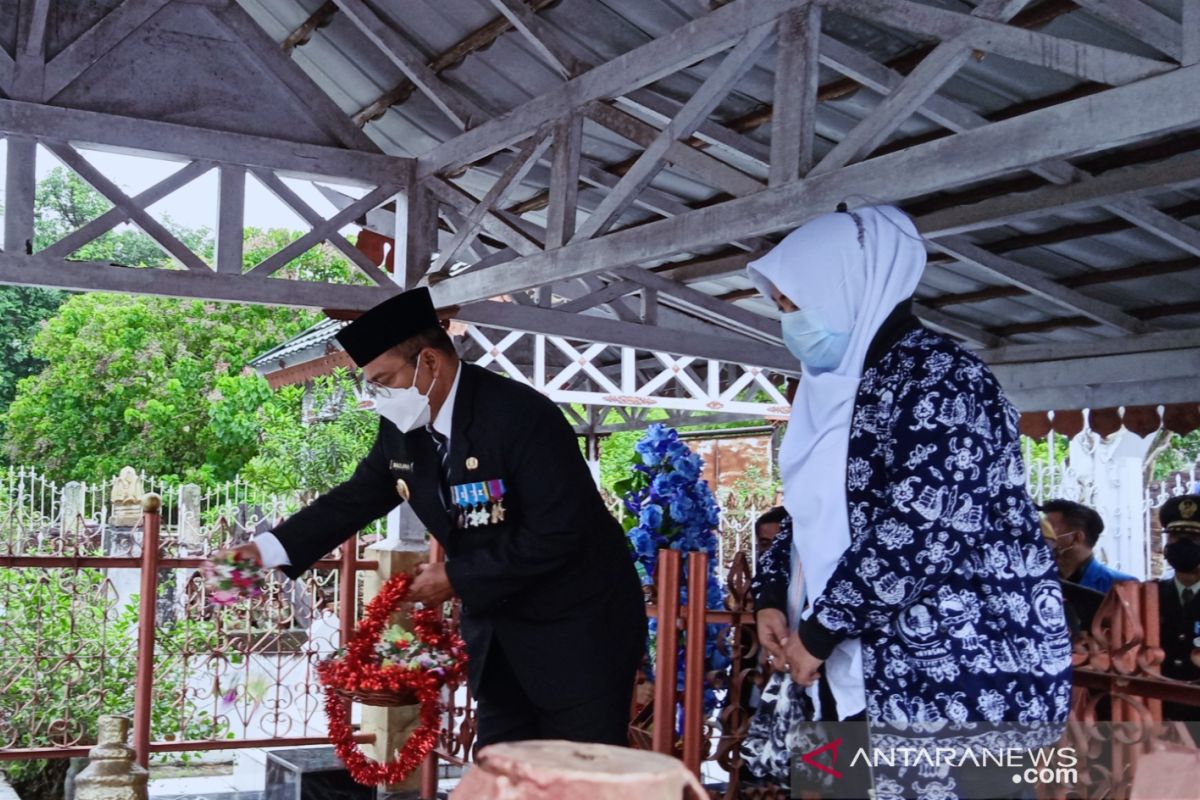 Hari Pahlawan di  Jambi ditandai ziarah ke makam Raden Mattaher