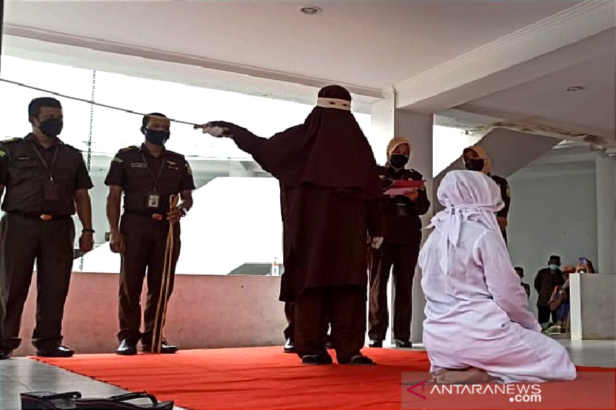 Satu pasangan mesum di Banda Aceh dihukum cambuk