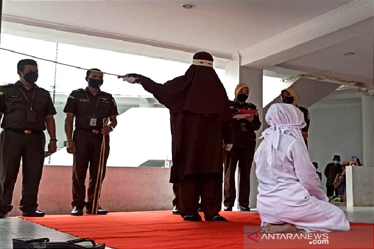 Pasangan terbukti bermesraan di Banda Aceh dihukum cambuk