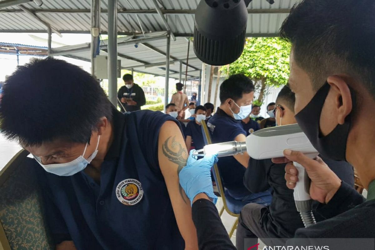 35 warga binaan Lapas Karawang ramai-ramai hapus tato