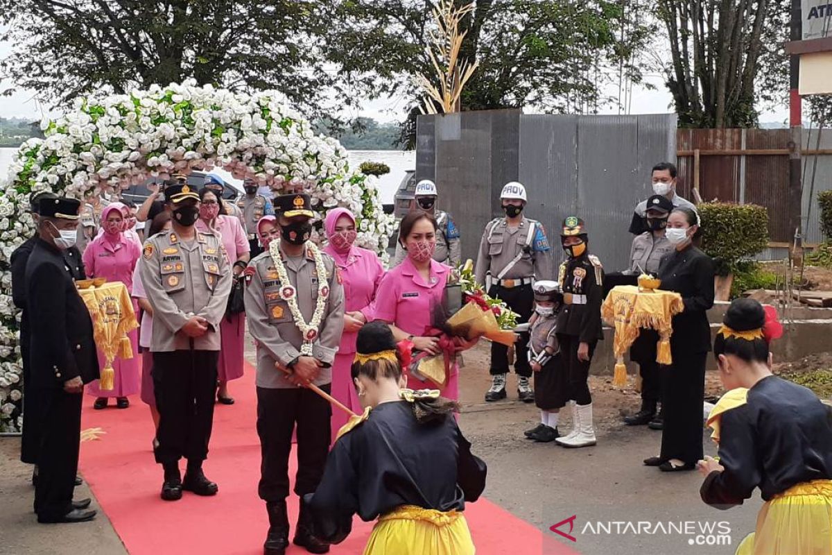 Bupati Kukar dan Kapolda tinjau gerai vaksin TNI/Polri di Loa Kulu