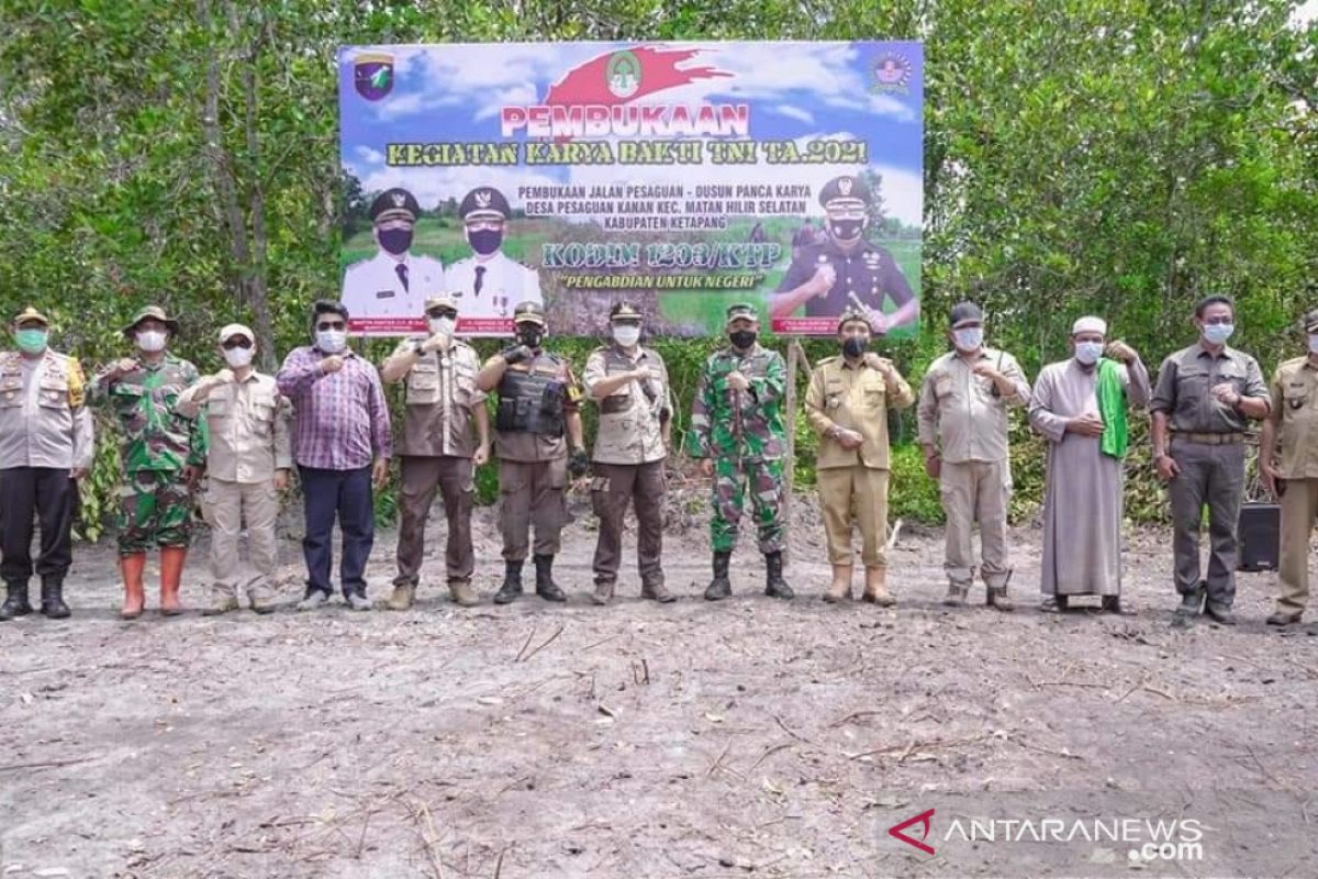 Karya Bakti TNI 2021 di Ketapang membuka askes jalan