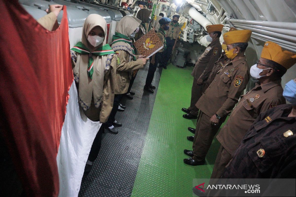 Hari Pahlawan, SMP Muhammadiyah 2 Surabaya gelar upacara di KRI Pasopati-410