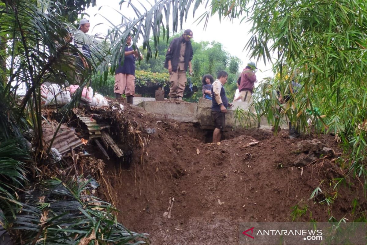 Hujan deras sebabkan longsor di TPU Cikutra Bandung