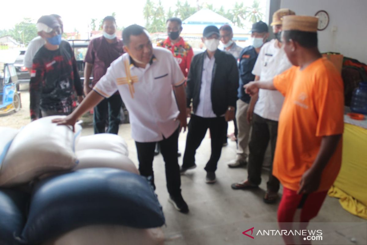 Wabup Gorontalo antar langsung beras bantuan bagi korban banjir