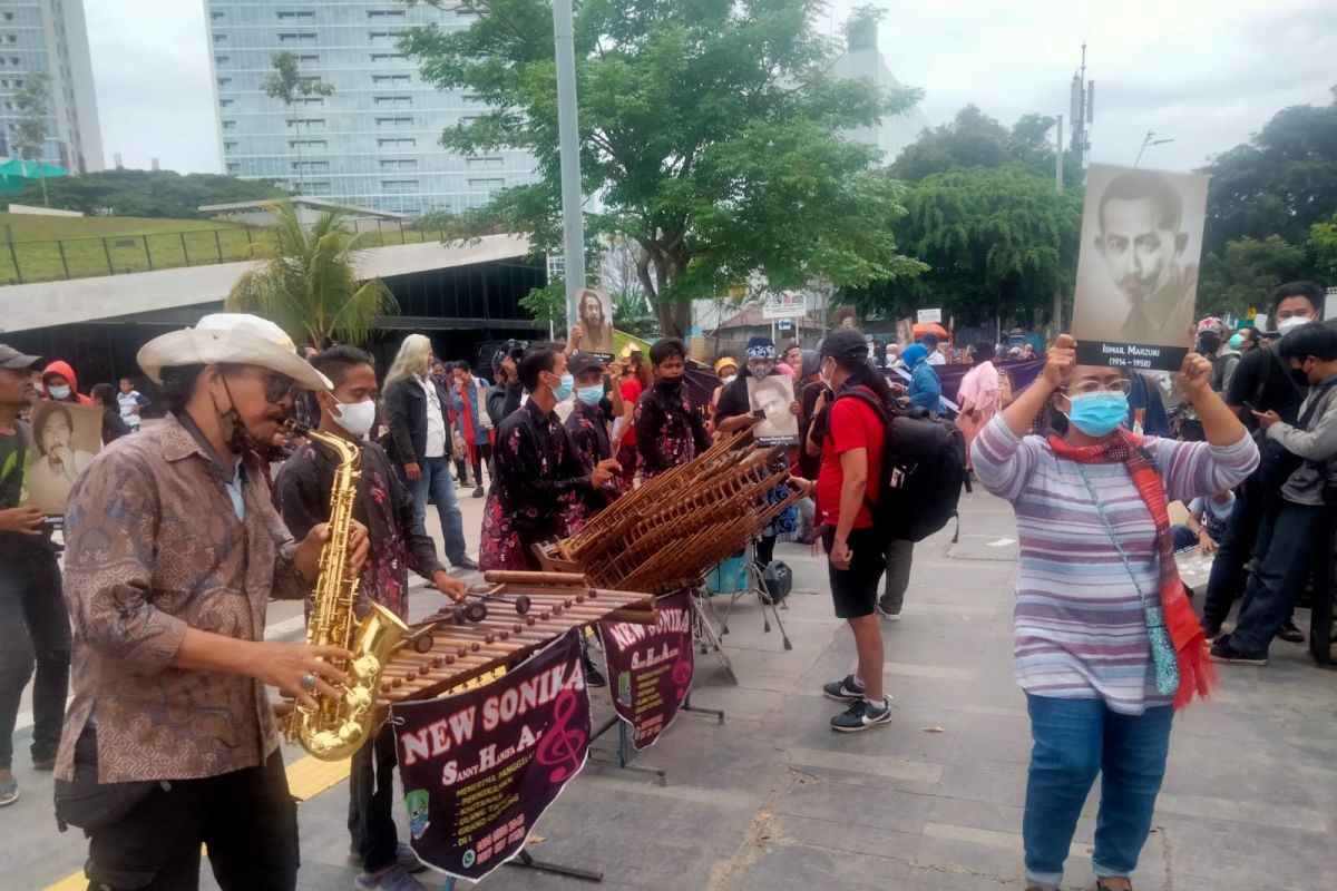 Sastrawan Sutardji Calzoum Bachri bacakan dua puisi saat HUT ke-53 TIM