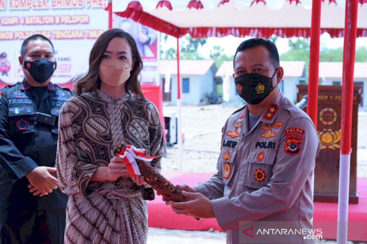 Kapolda NTT serahkan penghargaan pada keluarga Hendri Soetio