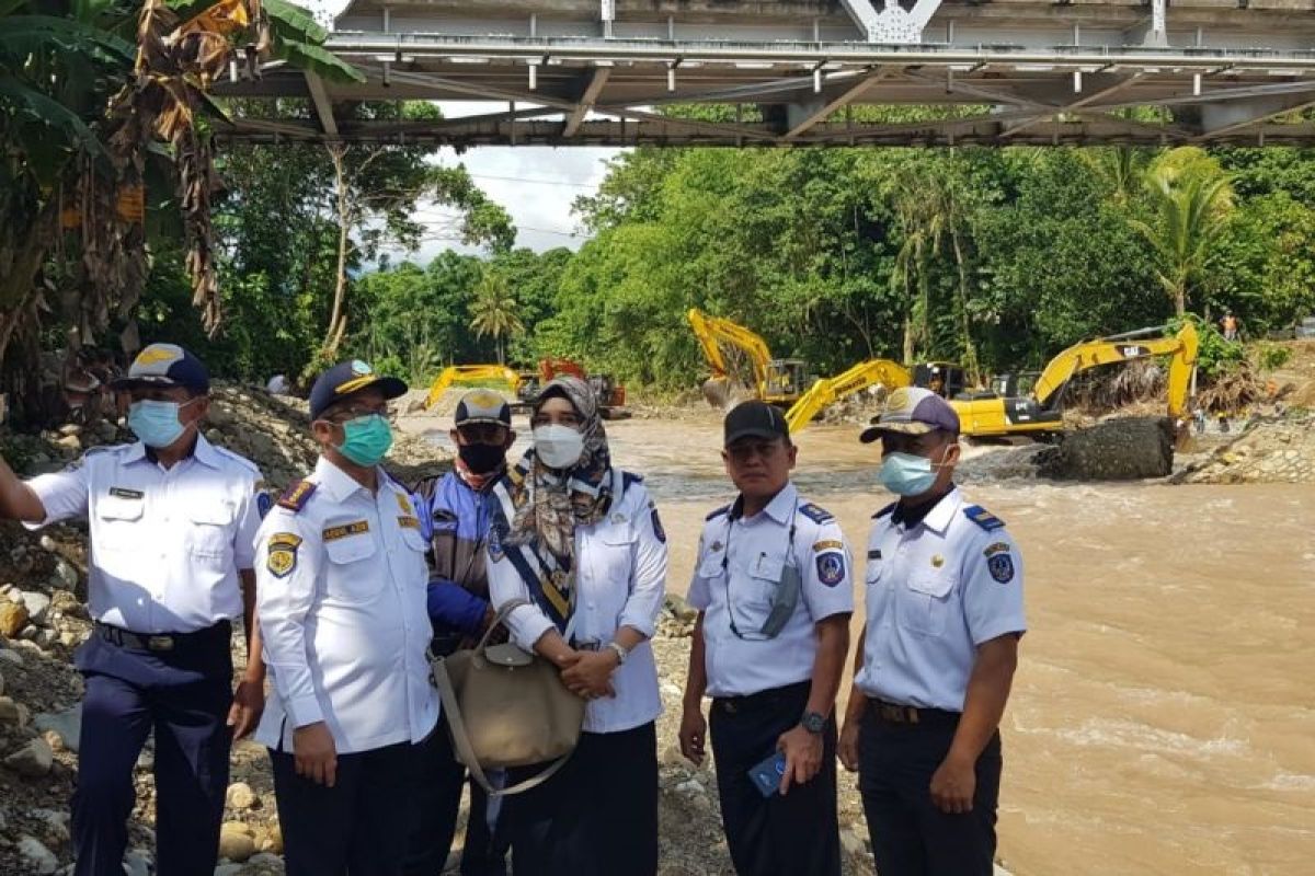 Petugas gabungan urai kemacetan akibat jembatan retak dan miring di Palopo