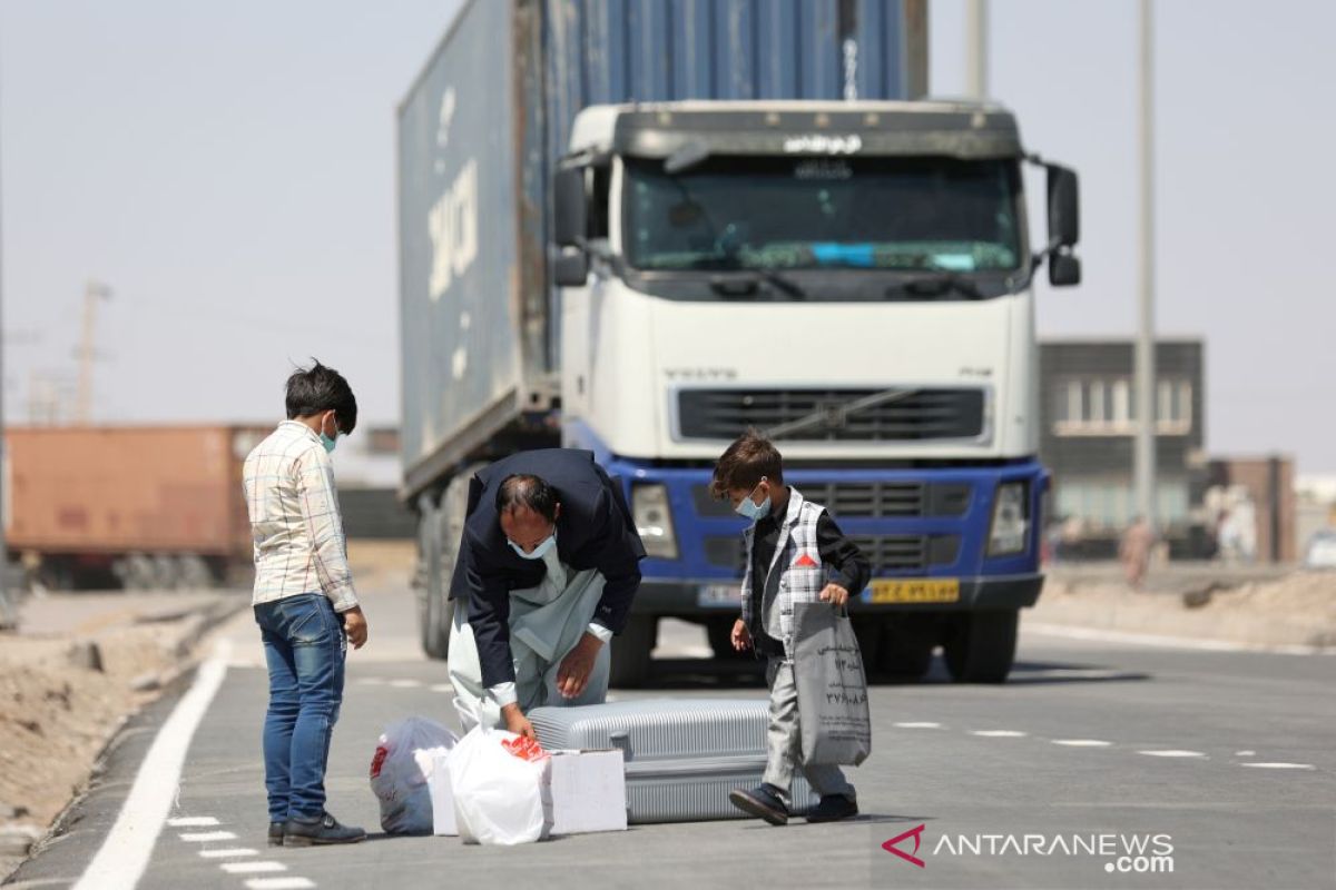 Ribuan warga Afghanistan menyeberang ke Iran setiap hari