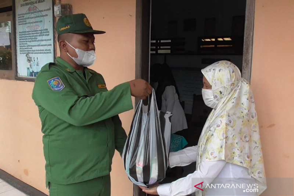 Pemberian sembako pada guru honorer warnai Hari Pahlawan di Wonosobo