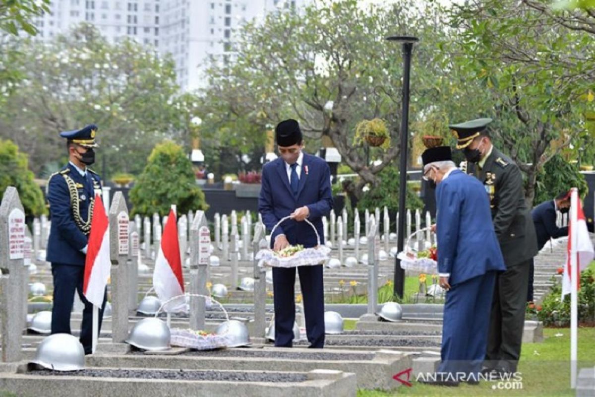 Presiden Joko Widodo tabur bunga di makam Habibie hingga pahlawan tak dikenal