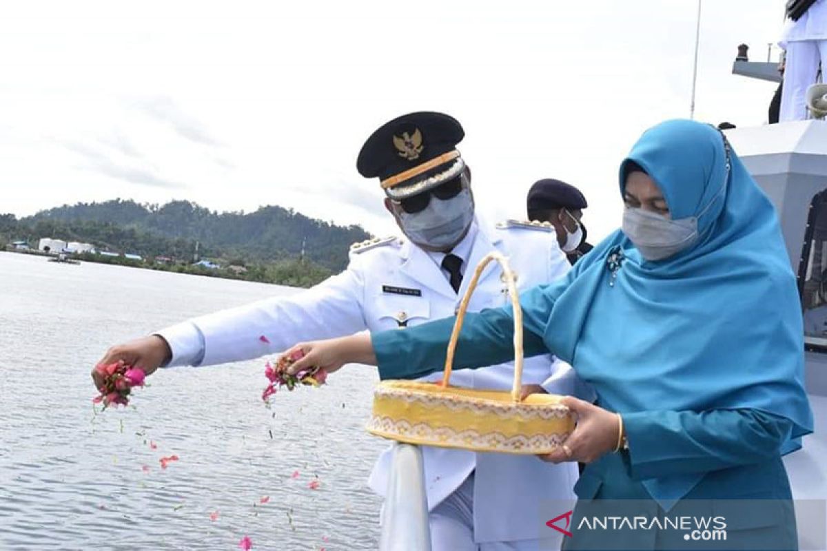 Hari pahlawan, Bupati Simeulue tabur bunga di perairan Teluk Sinabang