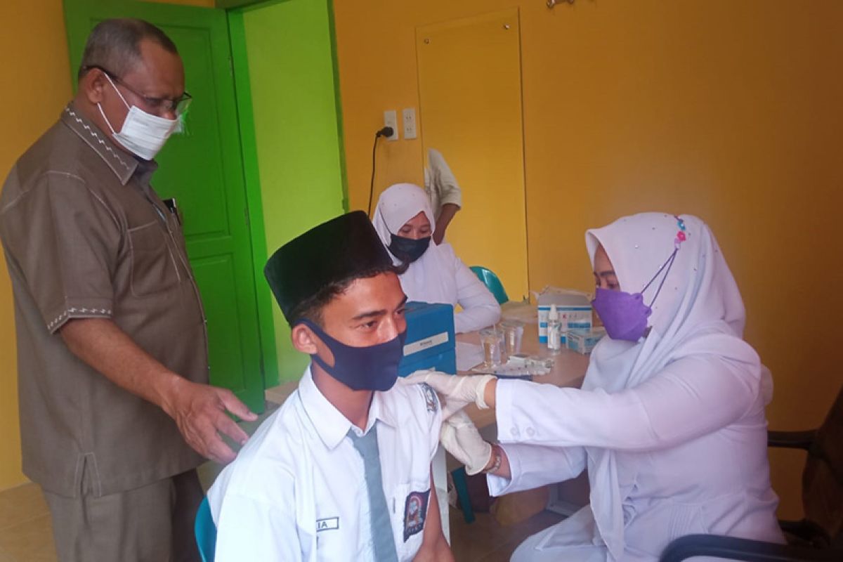 Pelajar ikut vaksinasi di Aceh berkesempatan dapat dua telepon genggam