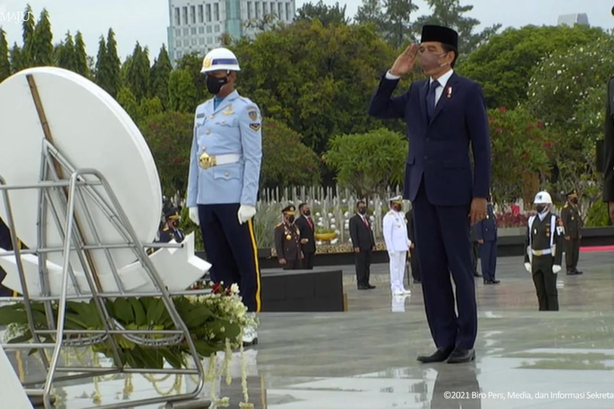 Jokowi tabur bunga di makam Habibie hingga pahlawan tak dikenal