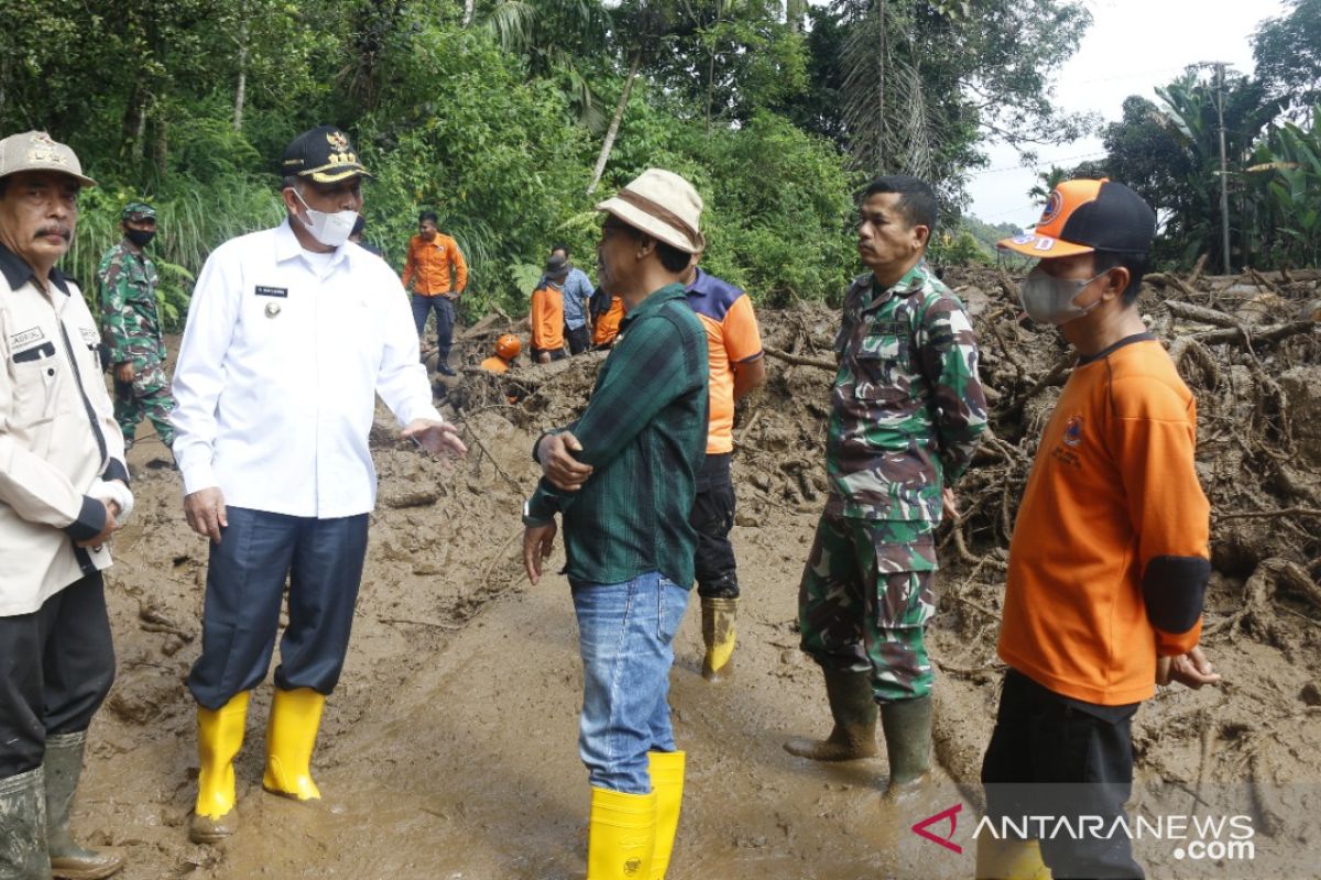 Pemkab Pasbar salurkan beras kepada korban banjir di Talamau