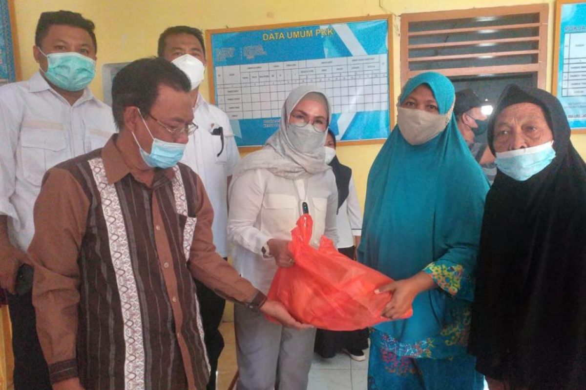 Pemkab Bone Bolango salurkan bantuan pangan ke 50 KPM di Botubarani