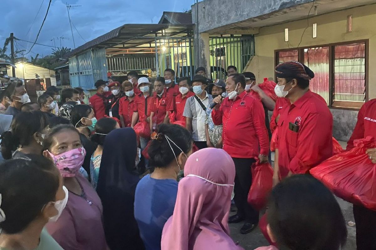 PDIP Sumut salurkan 300 paket sembako untuk korban banjir Deli Serdang