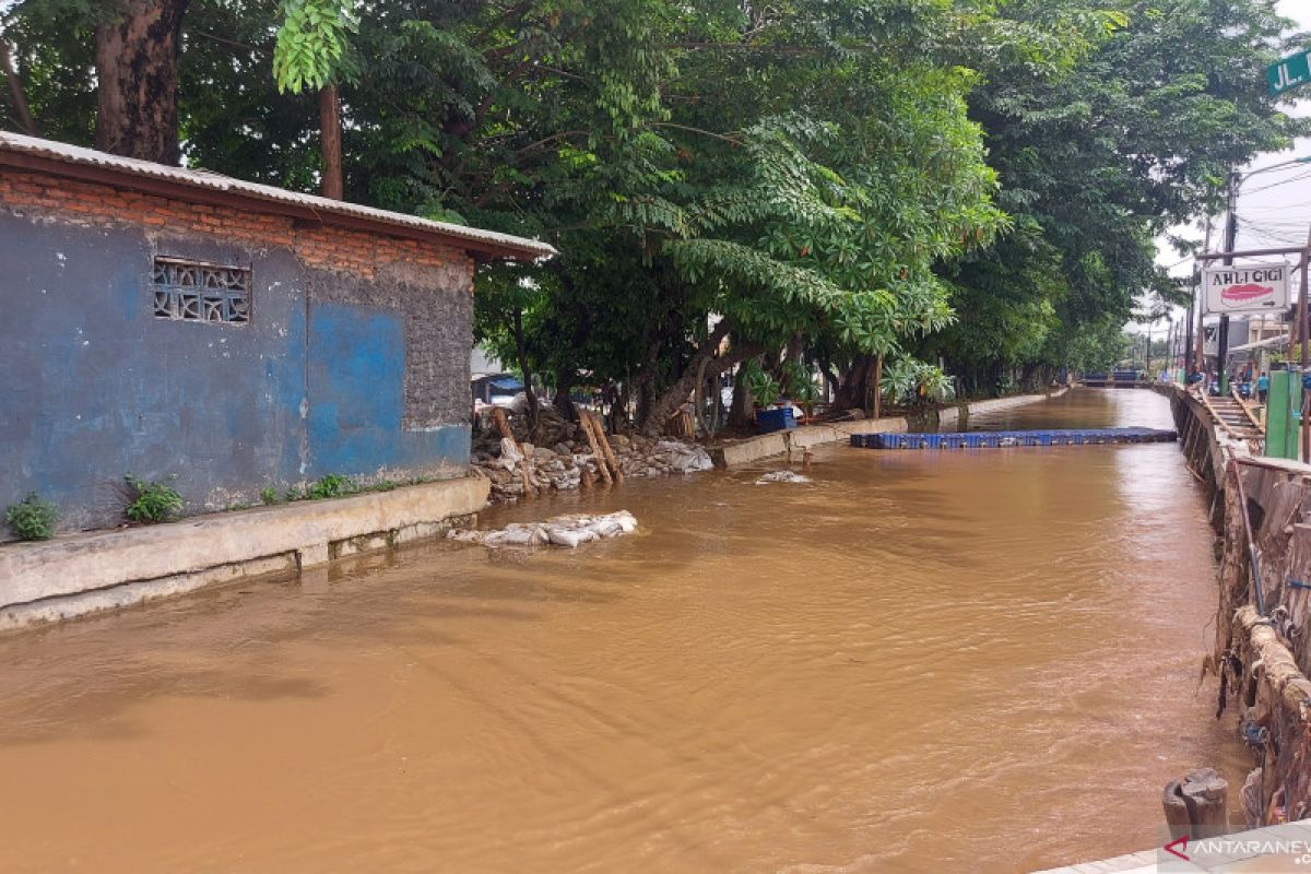 Jakarta Timur perbaiki tanggul Kali Baru