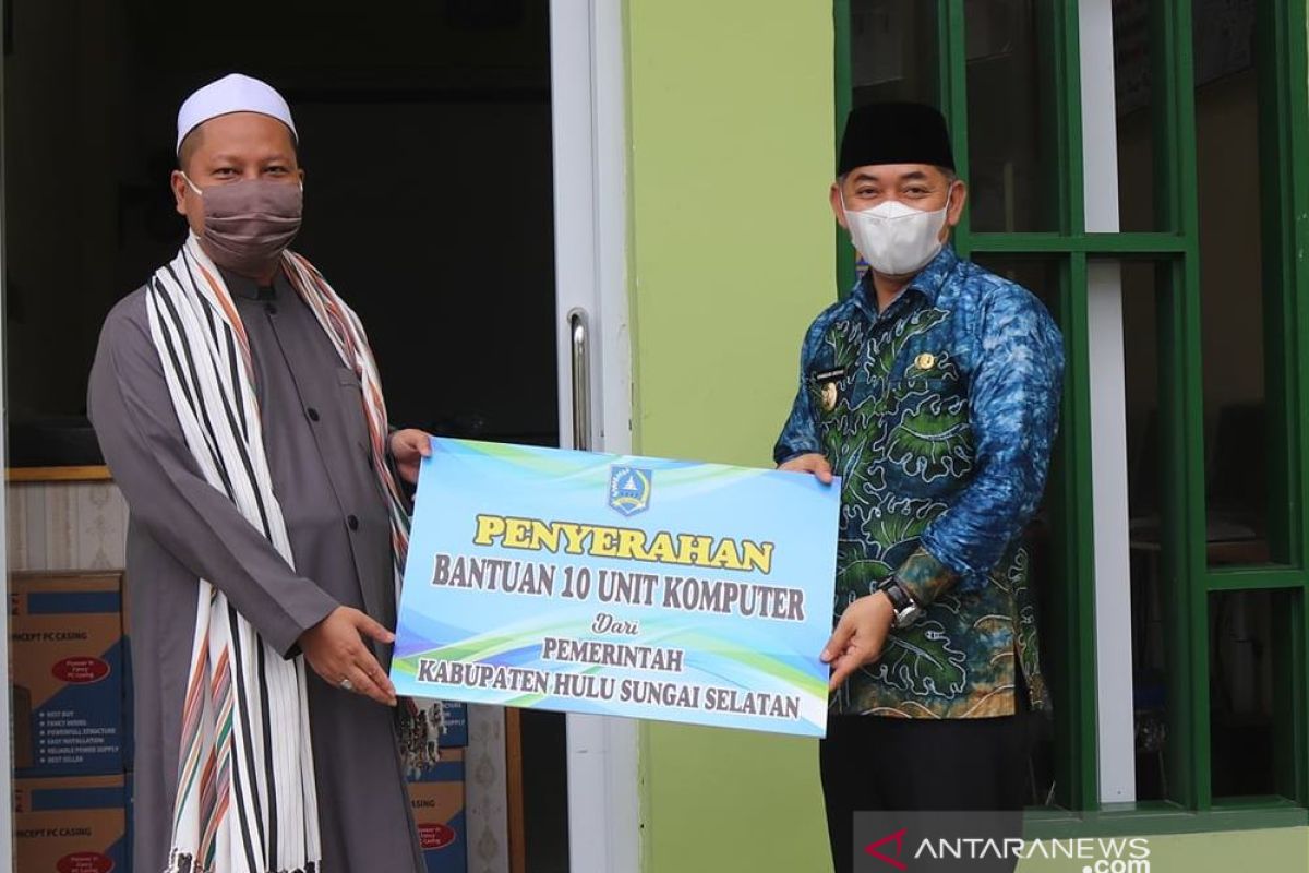 Wabup HSS serahkan bantuan komputer untuk Ponpes Dalpa