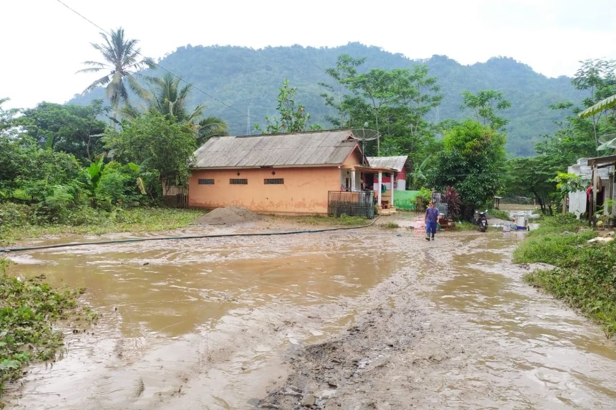 Kerugian akibat banjir di Simpenan diperkirakan lebih dari Rp1 miliar