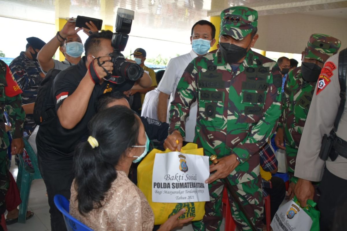 Danrem 023/KS Dampingi Pangdam I/BB dan Kapoldasu tinjau serbuan vaksinasi di Nias Utara