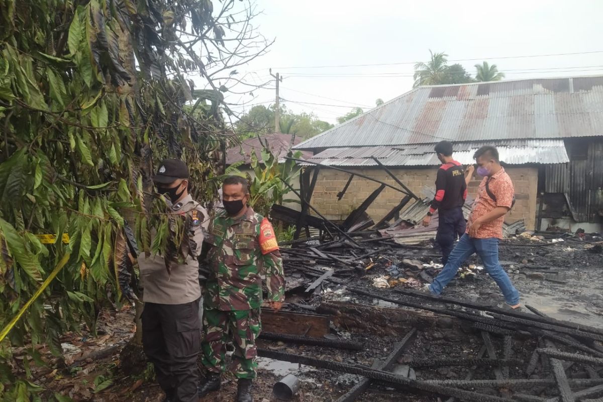 Dua rumah warga di Lopian Tapteng ludes terbakar