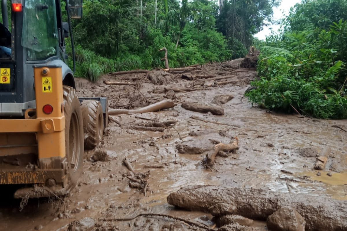 Longsor dan banjir melanda sejumlah lokasi di Talamau Pasaman Barat