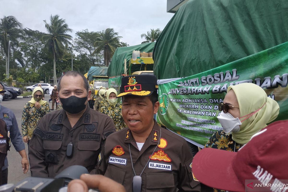 Kejati Kalbar berikan bantuan korban banjir di empat kabupaten