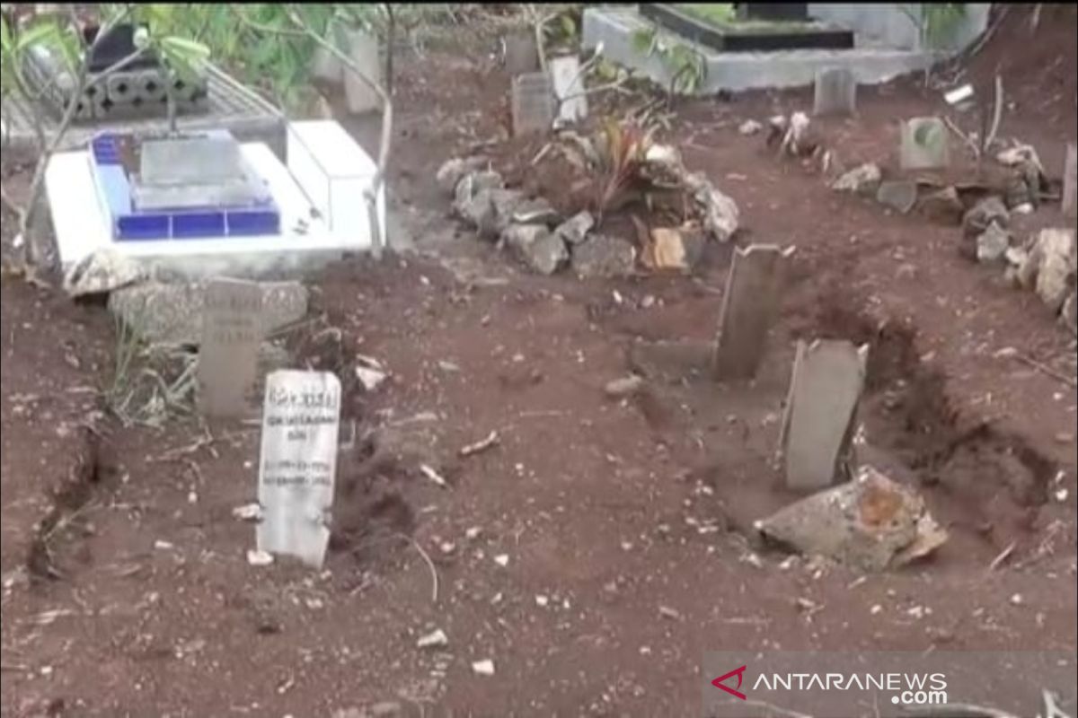 Puluhan makam jenazah COVID-19 di TPU Cikadut Bandung amblas