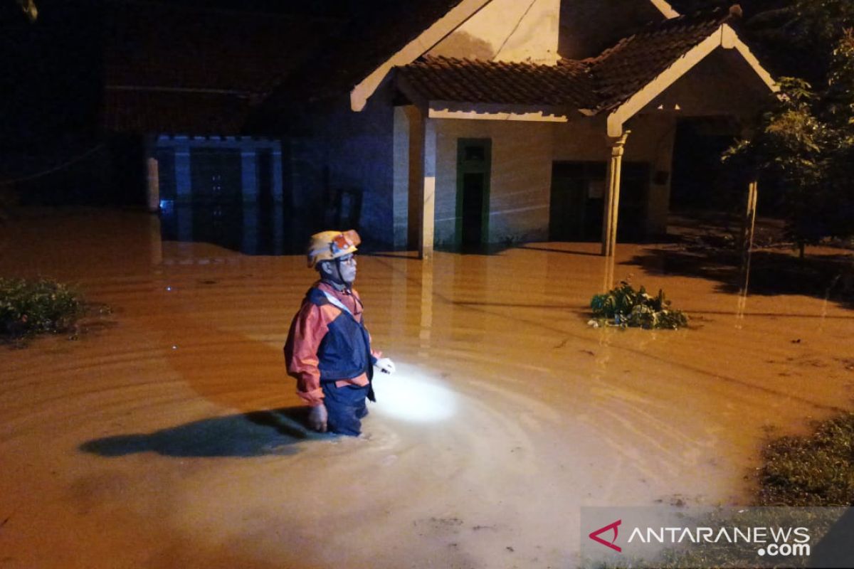Sebanyak 577 rumah di Jember dilanda banjir dan longsor
