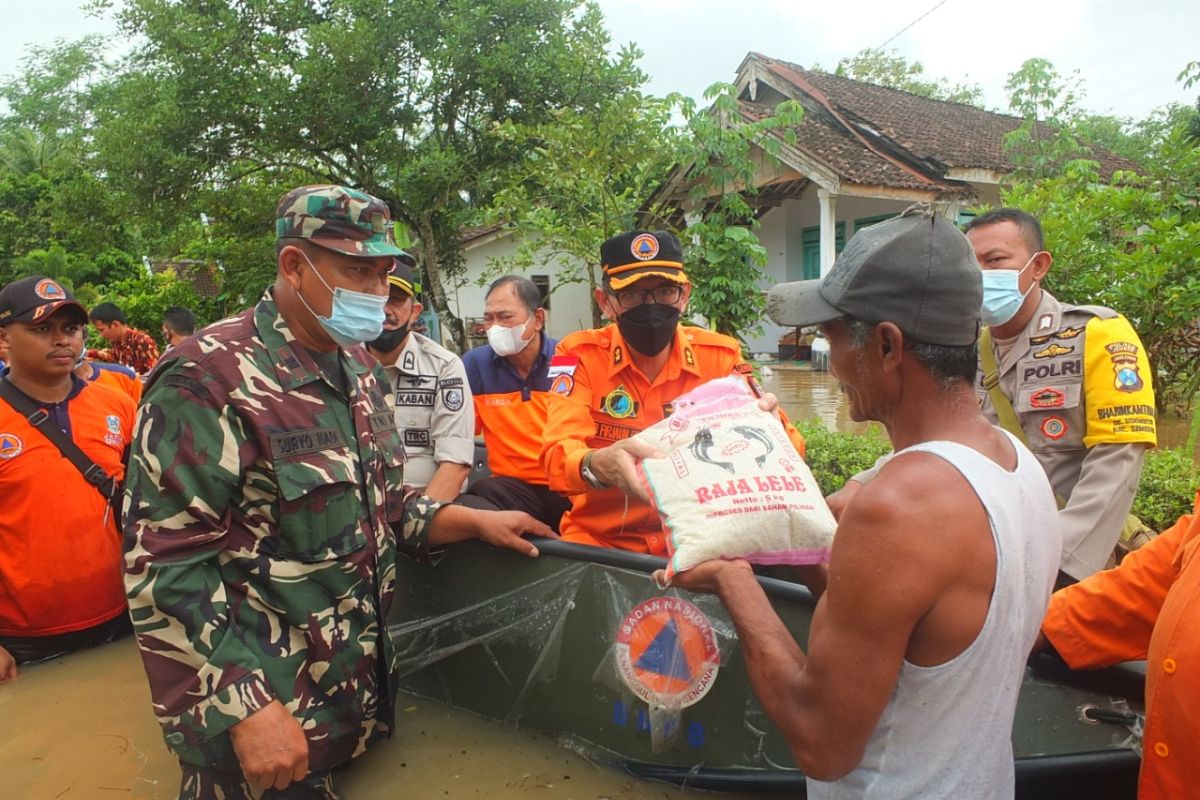 Gunakan perahu karet, Wabup Jember dan Kalaksa BPBD Jatim distribusikan bantuan korban banjir
