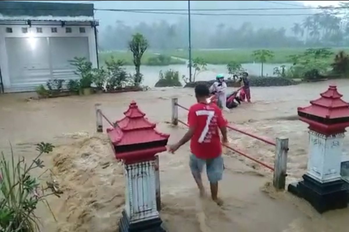 Hujan deras picu banjir bandang di Pacitan, tidak ada korban jiwa