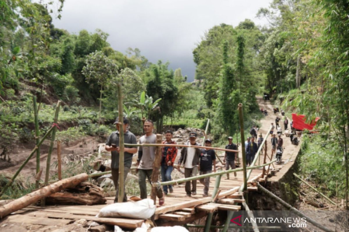 Jembatan darurat rampung, korban banjir Sukaresmi kembali beraktivitas