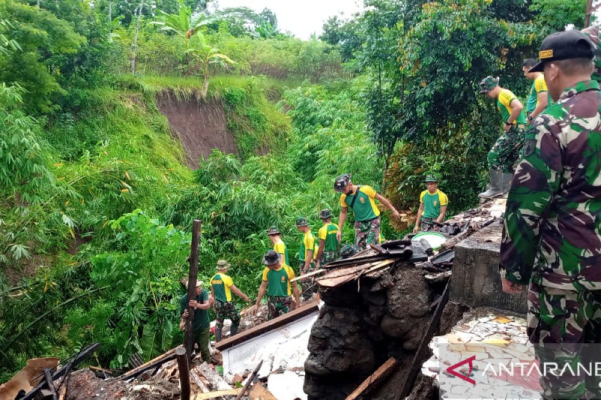 Puluhan anggota TNI bersihkan rumah warga terdampak longsor di Jember