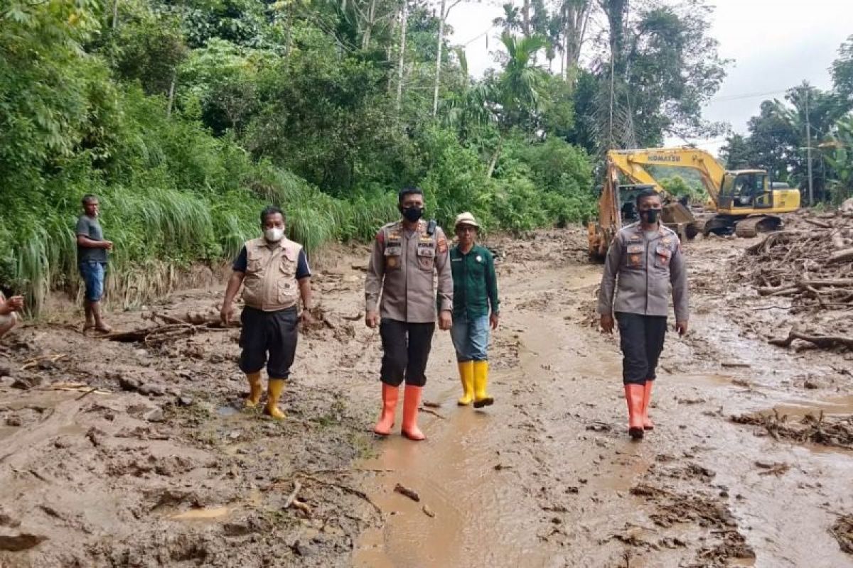 Akses jalan tertimbun longsor di Pasaman Barat sudah bisa dilalui kendaraan