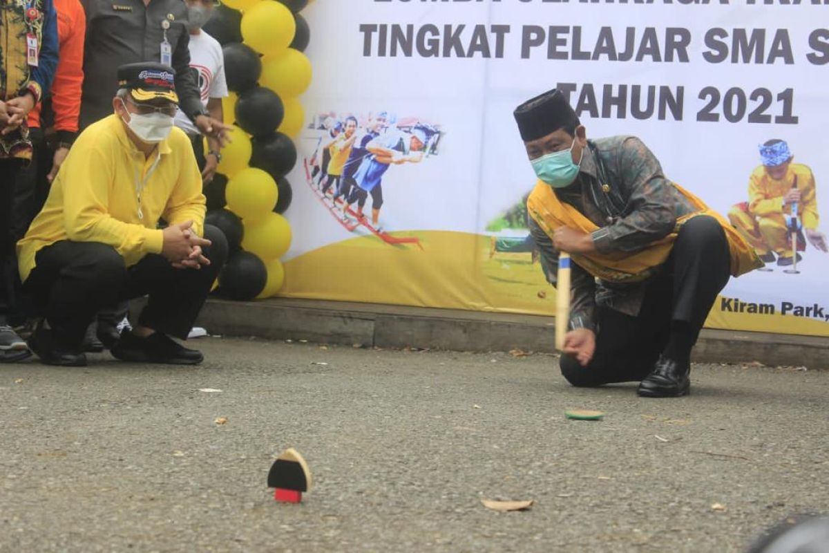 Paman Birin buka lomba olahraga tradisional tingkat SMAN